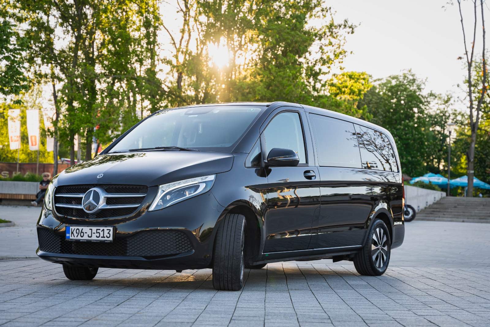 Crni Mercedes putnički kombi, pogled sprijeda