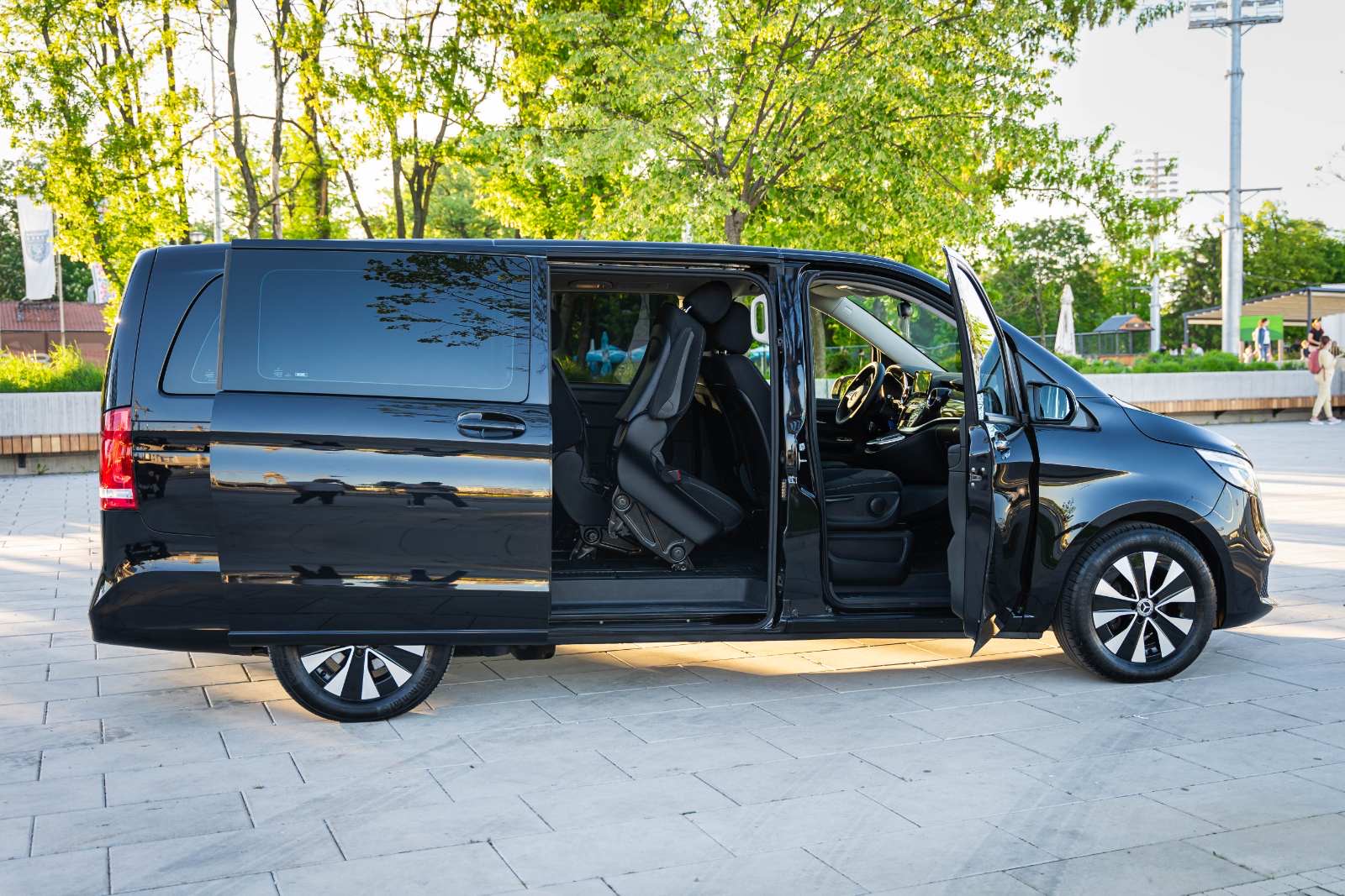 Mercedes putnički kombi sa otvorenim bočnim vratima